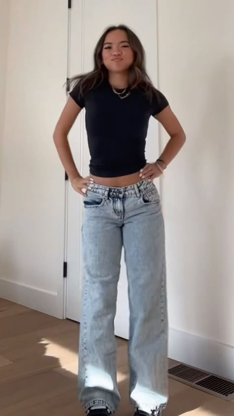 Jeans Back To School Outfits, Fitted Black Shirt Outfit, Cute Trendy Jeans, Outfit Idea Flare Jeans, Pretty Outfits With Jeans, Grey Low Rise Jeans Outfit, Black Fitted Shirt Outfit, Outfits W Jeans, Black Top Outfit Aesthetic