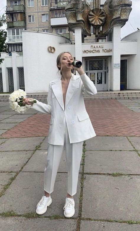 Wedding Suit For Women Brides, All White Pants Suit For Women, Civil Marriage Outfit Bride, White Bride Suit, Fall Bride Outfit, Civil Wedding At Home, White Wedding Outfits For Women, Outfit Casamiento Civil, Civil Wedding Suit Brides