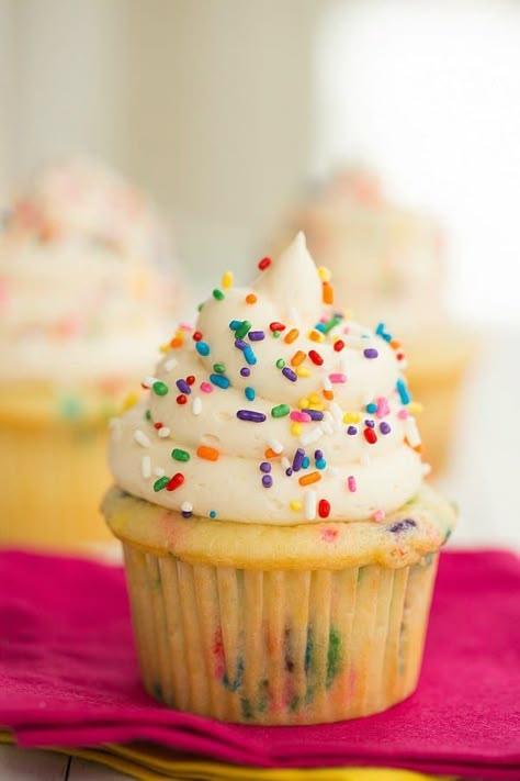 Homemade Funfetti Cupcakes (from scratch!) | browneyedbaker.com #recipe #cupcakes Homemade Funfetti Cupcakes, Funfetti Cupcake Recipe, Cupcakes From Scratch, Cupcakes Funfetti, Remy Ma, Funfetti Cupcakes, Wedding Dessert, Cooking Classy, Fun Cupcakes