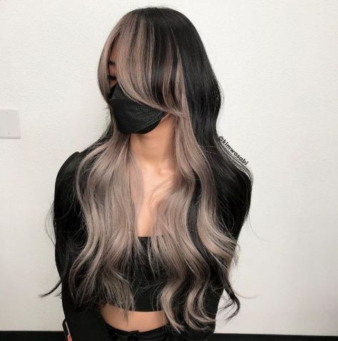 Two Toned Hair Brunette, Half Black Half Light Brown Hair, Hair Color Ideas For Brunettes Two Tone, Two Toned Hair Highlights, Dark Two Tone Hair, Two Toned Long Hair, Dual Tone Hair Color, Black Hair With Light Brown Underneath, 2 Tone Hair Color Underneath