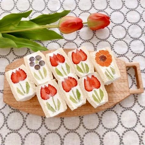 Japanese Fruit Sandwich, Fruit Sando, Fruit Sandwiches, Strawberry Sandwich, Japanese Fruit, Fruit Sandwich, 귀여운 음식 그림, Sandwich Cake, Sweet Fruit