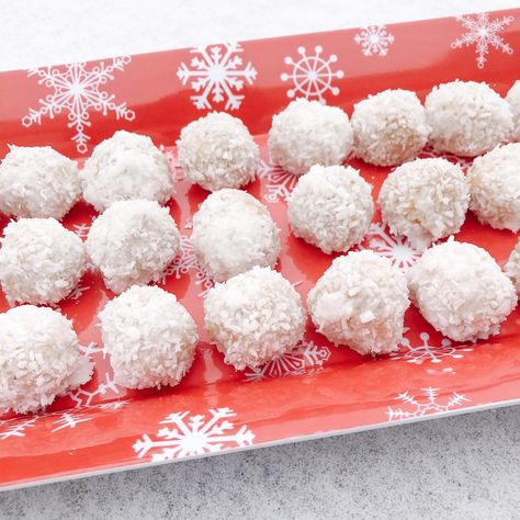 Snowballs Recipe, Empire Cookie, Dessert Christmas, Coconut Icing, Coconut Bites, Coconut Snowballs, Coconut Balls, Chocolate Covered Peanuts, Xmas Treats