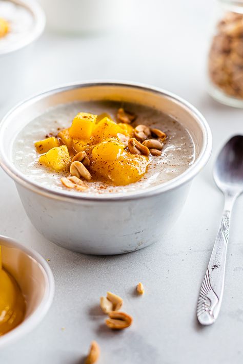 congee rice porridge with mango and peanuts Congee Recipe Breakfast, Vegan Congee, Rice Congee, Breakfast Rice, Asian Breakfast, Porridge Recipes, Creamy Rice, Summer Breakfast, Rice Porridge