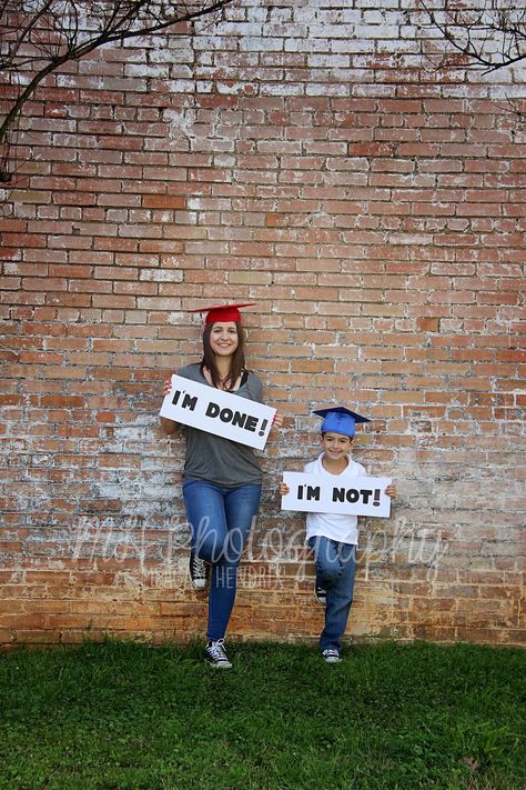 Siblings Graduation. Senior pictures. Kindergarten Graduation. Senior Picture With Parents, Senior Picture Ideas Class Of 2025, Graduation Senior Pictures, Graduation Kindergarten, Spring Break Pictures, High School Graduation Pictures, Kindergarten Pictures, Senior Year Pictures, Graduation Pic Ideas