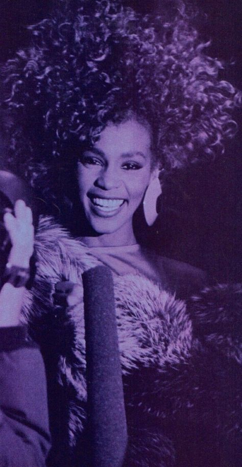 #WhitneyHouston #Whitney #ILoveYouWhitney #TheVoiceOfWhitney #80s Vhong Navarro, Whitney Houston Young, The Tarnished, Mom Characters, Whitney Houston Pictures, Disco Diva, Broken Screen Wallpaper, Grace Jones, Donna Summer