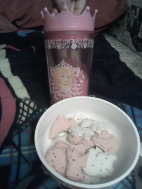 Frosted Animal Crackers, Space Food, Animal Crackers, Strawberry Milk, Kawaii Food, Sippy Cup, Cute Little Things, Snack Time, Cute Food