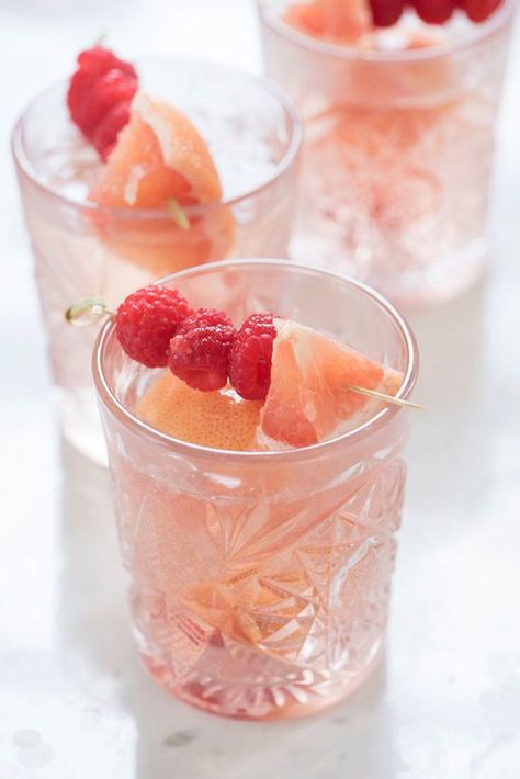 Red Wine Spritzer, Rose Cocktail Recipes, Wine Spritzer Recipe, Rose Spritz, White Wine Spritzer, Spritzer Recipes, Bitters Recipe, Spritz Recipe, Wine Spritzer