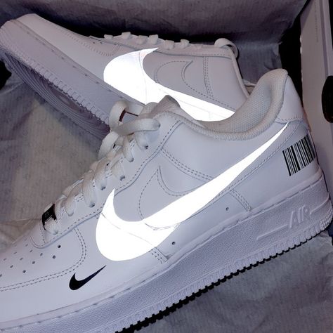 Nike Air Forces Women, White Airforce Aesthetic, White Nikes Shoes, Nike Girl Shoes, Air Nike Shoes Women, Cute Shoes For School Nike, Nike Shoes Women White, Air Force 1s Aesthetic, Good Shoes For School