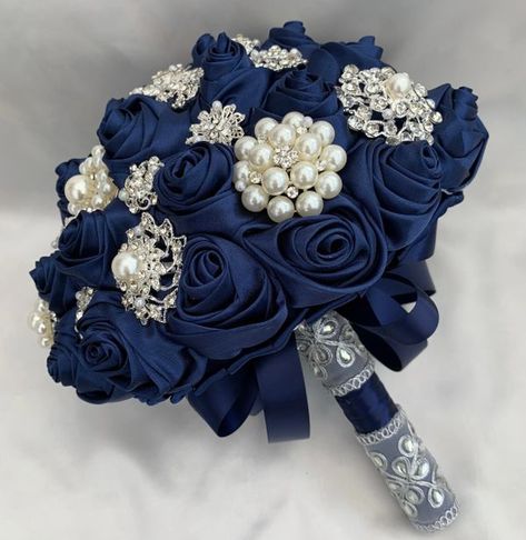 Dark Blue Wedding Theme, Blue Quinceanera Ideas, Blue Quinceanera Theme, Bouquet Navy Blue, Navy Blue Bouquet, Quince Hair, Silver Wedding Theme, Royal Blue Quince, Blue Silver Weddings