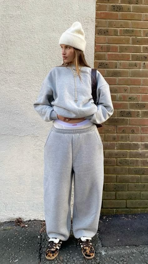 Grey Sweats Outfit, Sweat Set Outfits, Tracksuit Outfit Women, Hoodie And Sweatpants Outfit, Sweatsuit Outfits, Grey Tracksuit, Sweats Outfit, Tracksuit Outfit, Baggy Sweatpants