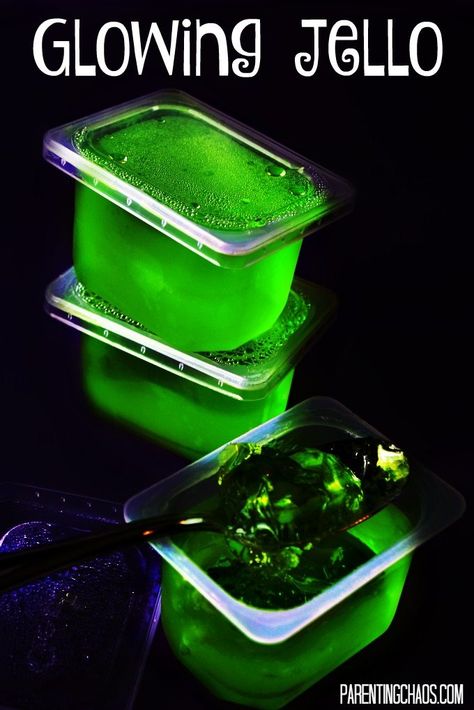 WOW! I would have never guessed it was this easy to make Glow in the Dark Jello! Glow In The Dark Jello, Science Party Food, Glow In Dark Party, Glow Stick Party, Glow Birthday Party, Glow Birthday, Blacklight Party, Neon Birthday, Dark Party