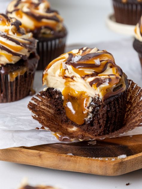 These chocolate caramel cupcakes are moist, filled with caramel, and topped with the most delicious caramel buttercream! Chocolate Caramel Cupcakes, Caramel Cupcakes, Caramel Buttercream, Filled Cupcakes, Cupcake Recipes Chocolate, Gourmet Cupcakes, Family Restaurant, Cupcake Flavors, Recipe From Scratch