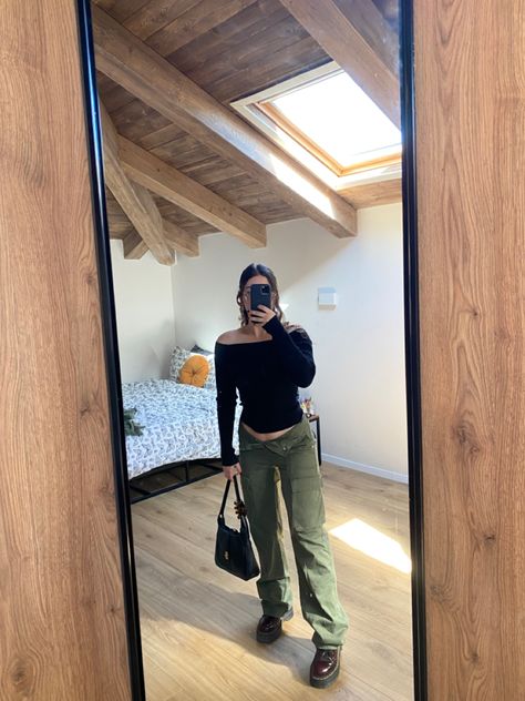 Cargo Pants Doc Martens, Bella Hadid Style Outfits, Baggy Cargo Pants Outfit, Fall Outfit Aesthetic, Coachella 2023, Doc Martens Outfit, Baggy Cargo Pants, Cargo Pants Outfit, Bella Hadid Style