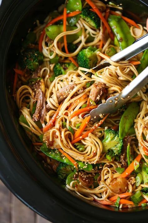 Slow Cooker Lo Mein | Damn Delicious Slow Cooker Lo Mein, Mapo Tofu, Lo Mein, Crockpot Pork, Crockpot Dishes, Crock Pot Slow Cooker, Healthy Crockpot, Crock Pot Cooking, Slow Cooking