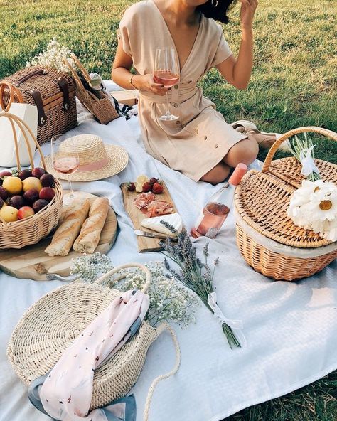 French Picnic, Picnic Pictures, Picnic Photography, Picnic Inspiration, Romantic Picnics, Picnic Date, Perfect Picnic, Picnic Time, Picnic Food