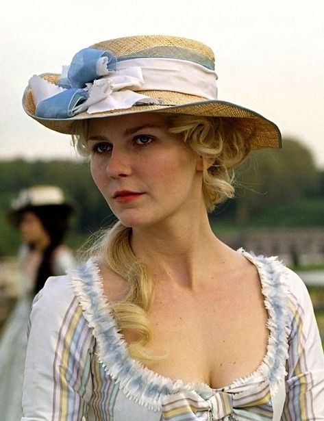 Kirsten Dunst Marie Antoinette, Sofia Coppola Movies, Marie Antoinette Movie, French Dresses, Marie Antoinette 2006, Empress Of China, Sofia Coppola, Beautiful Costumes, Kirsten Dunst