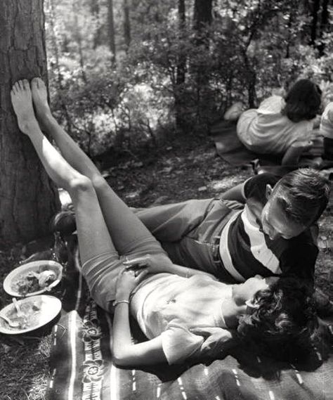 50s Romance, 1950s Couple, 1950s Aesthetic, 50s Aesthetic, Old Fashioned Love, Sunday Kind Of Love, Black And White Couples, Romantic Picnics, Vintage Couples