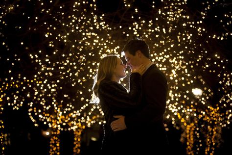 Couples Christmas Lights Pictures, Maternity Christmas Pictures, Christmas Lights Photoshoot, Christmas Light Photography, Christmas Engagement Photos, Winter Couple Pictures, Couple Photography Winter, Downtown Pictures, Christmas Couple Pictures