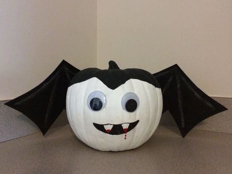 Vampire Pumpkin Ideas, Painted Vampire Pumpkin, Count Dracula Pumpkin, Dracula Pumpkin, Pumpkin Vampire, Pumkin Decoration, Vampire Pumpkin, Pumpkin Painted, Fun Pumpkins