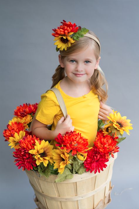 DIY Flower Pot Halloween Costume | Giggle Magazine Flower Pot Halloween Costume, Diy Flower Pot Costume, Diy Flower Halloween Costume, Flower Hats Diy, Potted Plant Costume, Spring Costume Ideas, Sunflower Costume Diy, Adult Flower Costume, Object Costumes