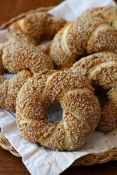 Turkish Simit Recipe, Simit Recipe, Middle Eastern Bread, Bread Loafs, Dessert Gourmet, Cyprus Food, Turkish Pizza, Greek Heritage, Greek Easter