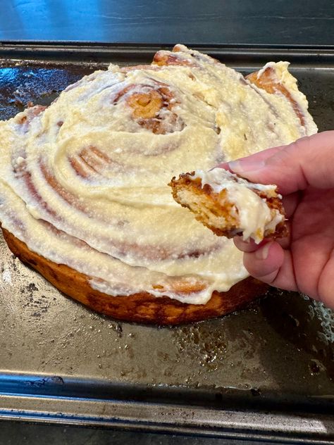 Easy Giant Cinnabon Cinnamon Roll - The Lazy K Kitchen Brown Sugar Meatloaf, Brown Sugar Ham, Poke Cake Lemon, Ham Cheese Sliders, Pillsbury Cinnamon Rolls, Cobbler Easy, Turtle Cheesecake, Easy Chicken Pot Pie, Easiest Apples