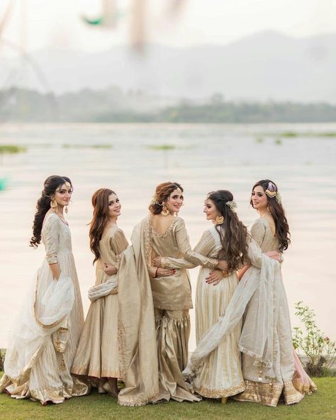 Wedding Poses For Friends, Nikah Dress For Bride Sister, Poses With Cousins In Wedding, Cousins Poses Group Shots, Wedding Friends Poses, Sister Wedding Photoshoot Poses, Nikkah Bridesmaid Outfit, Nikkah Outfit For Sister, Pakistani Wedding Hairstyles For Sisters