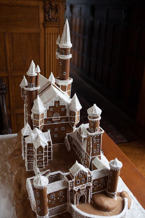 gingerbread house castle Christmas Gingerbread House Ideas, Jul Kaka, Gingerbread House Ideas, Gingerbread Castle, City Party, Castle Germany, Gingerbread House Designs, All Things Gingerbread, Gingerbread House Cookies