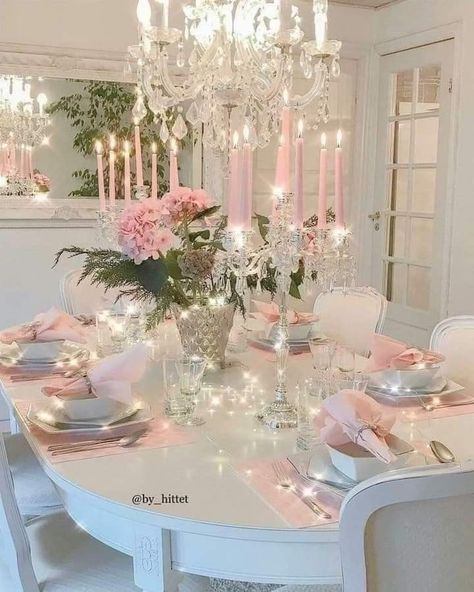 Pink Christmas Dining Table Decor, Pinkmas Party, Cute Pink Bedroom, Pretty Dining Room, Pink Christmas Table, Dining Room Glam, Pink Dining Rooms, Glam Dining Room, Couleur Rose Pastel