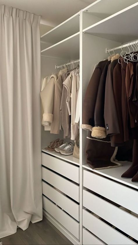 Closet Organization Aesthetic, Wardrobe Aesthetic, Organized Closet, Minimalist Closet, Big Closets, Wardrobe Organisation, Wardrobe Room, Dream Closets, Cleaning Closet