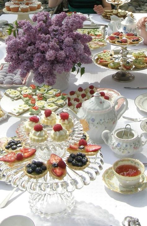 * Spring Brunch Party, Brunch Mesa, Garden Party Recipes, English Afternoon Tea, Tea Display, Tea Ideas, High Tea Party, Spring Brunch, Tea Party Food