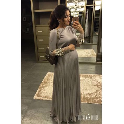 EVENİNG MATERNİTY LONG DRESS Instagram'da La maison de Couture🦋 (@dentelle_couture): "Beautiful lady in dress by Dent'ellé…" Maternity Bridesmaid Dress Long, Maternity Evening Gowns, Pregnant Party Dress, Lace Maternity Gown, Dress For Pregnant Women, Maternity Long Dress, Maternity Bridesmaid Dresses, Bridesmaids Dress Inspiration, Dresses For Pregnant Women