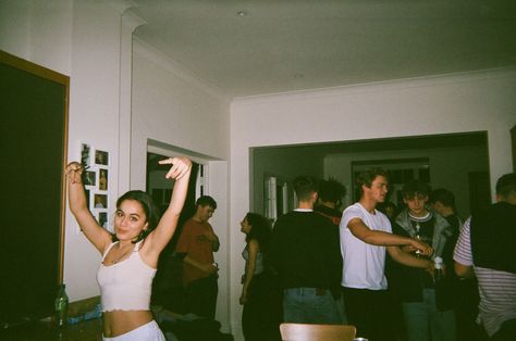 Teenager Party, Laura Bailey, Ashley Johnson, Film Pictures, Fotografi Editorial, Disposable Camera, Images Esthétiques, Friend Goals, Trik Fotografi