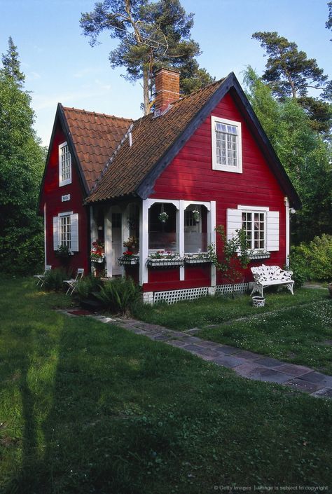 So adorable!  I could live in this!  In Fact, I have a husband who could build this for me!!! Minecraft Hus, Small Cottage House Plans, Small Cottage Homes, Little Cottages, Small Cottages, Casa Country, Red Cottage, Tiny Cottage, Casa Vintage