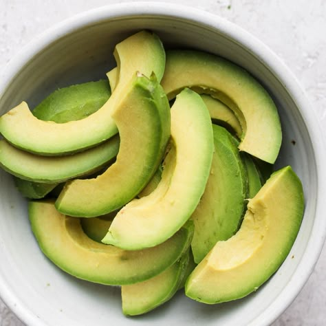 How to Freeze Avocados (3 easy steps!) - Fit Foodie Finds Recipe Guacamole, Avocado Lunch, Avocado Cilantro Lime Dressing, Smothie Recipes, Green Smoothie Bowl Recipe, Guacamole Dip Recipes, Smoothie Avocado, Homemade Guac, Guac Recipe