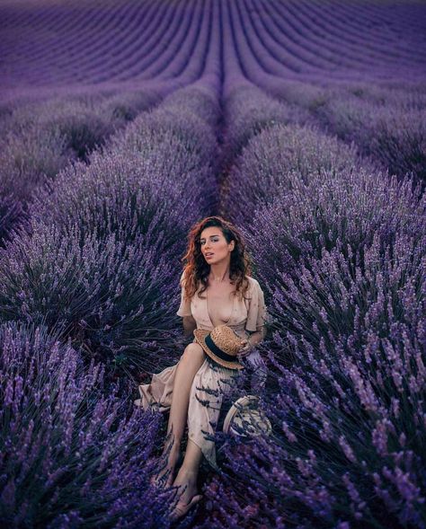 Lavender Fields Photography, Vacation Photoshoot, Flower Photoshoot, Color Violeta, Lavender Field, Beach Photography Poses, Lavender Farm, Aesthetic Travel, Fields Photography