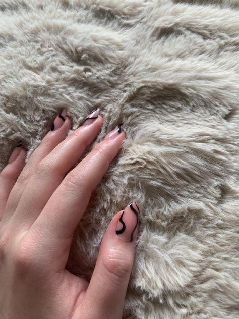 Almond swirly black nails Swirly Black Nails, Swirly Nail Designs, Trendy Black Nails, Swirly Nails, Moroccan Stencil, Nail Vinyls, Nail Stencils, Dark Nails, Star Nails