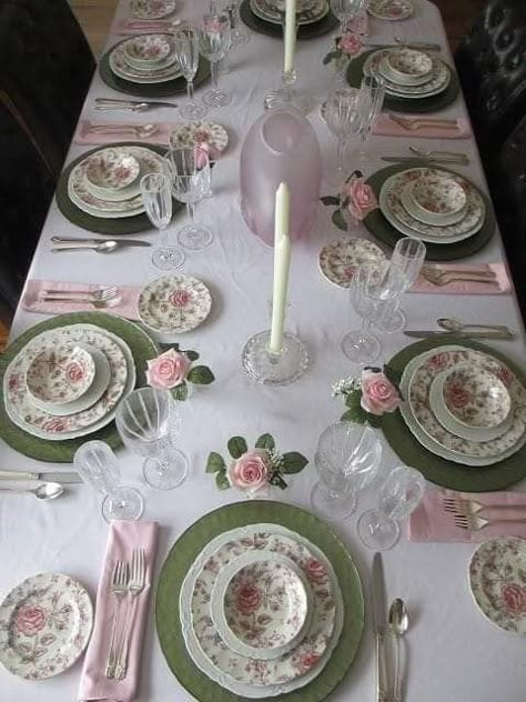 Tea Party Tablescape, Pretty Table Settings, Tea Party Table, Green China, Tafel Decor, Home Decor Ideas Bedroom, Easter Tablescapes, Table Setting Decor, Dinner Table Setting