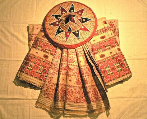 Mekhela Chador, Unusual Facts, Northeast India, Bamboo Crafts, Indian Crafts, Textile Crafts, Traditional Sarees, Traditional Crafts, Easy Diy Crafts