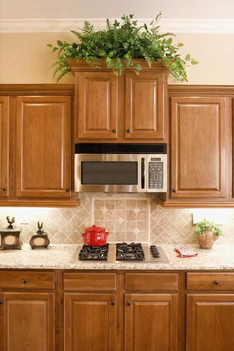 What Color Granite Countertops Go With Light Maple Cabinets? Kitchen Backsplash Ideas With Oak Cabinets, Honey Oak Cabinets, Painting Oak Cabinets, Above Kitchen Cabinets, Crown Moldings, Kabinet Dapur, Herringbone Backsplash, Oak Kitchen Cabinets, Maple Cabinets