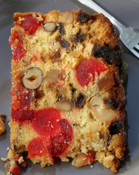 Ahhhhh...a slice of fruit cake ! Love fruitcake ! Quick Fruit Cake, Genoa Cake, Easy Fruit Cake, Jul Kaka, Fruit Cake Recipe Easy, Light Fruit Cake, Spiced Fruit, Fruit Cake Christmas, Fruitcake Recipes