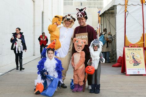 Lion King family Diy Family Costumes Halloween, Baby Family Costumes, Family Costumes Ideas, Toy Story Family Costumes, Family Costumes For 4, Family Costumes With Baby, Funny Family Costumes, Costumes With Baby, Family Costumes For 3