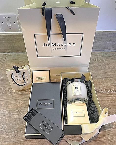 Candle Unboxing, Jo Malone Packaging, Unboxing Ideas, Jo Malone Candle, Candle Packaging Design, Emprendimiento Ideas, Tiny Shop, Name Frame, Candle Store