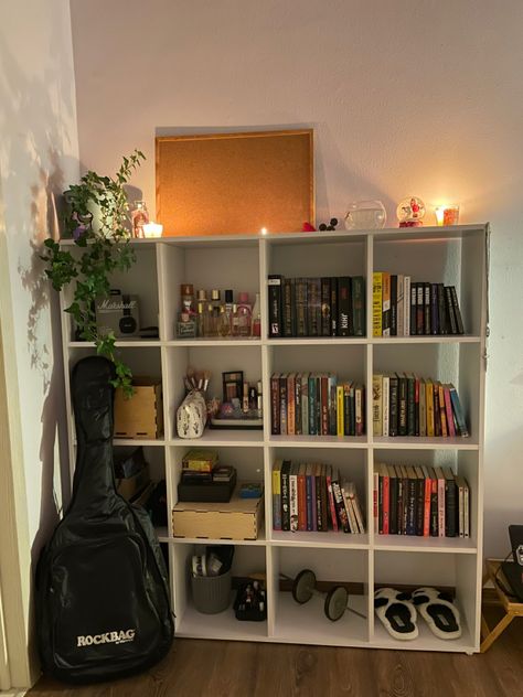 Room Shelfs Aesthetic, Shelfs Bedroom Aesthetic, Sala Aesthetic, Muebles Aesthetic, Bookshelf For Bedroom, Fall Room Ideas, Books Room, Aesthetic Bookshelves, Bookshelf Bedroom