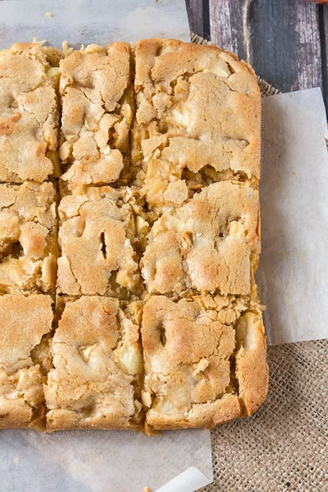 Apple Blondies - Annie's Noms Blondie Bars, Apple Blondies, Cookie Dough To Eat, Blondie Bar, Low Histamine, Johnny Appleseed, Apple Filling, Christmas Food Desserts, Apple Desserts