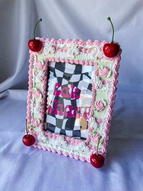 Cake Picture Frame, Cute Diy Picture Frames, Craft Frame Ideas, Picture Frame Decorating Ideas Diy, Ceramic Frame Ideas, Funky Picture Frames, Decorated Frames Diy, Decorated Picture Frames Diy, Decorating Picture Frame Ideas