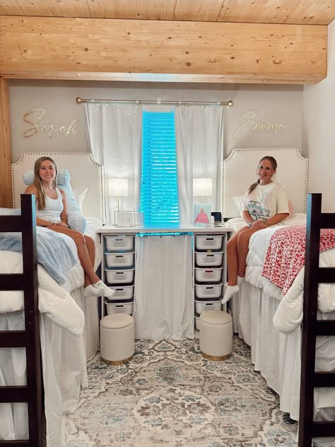 University Of Arkansas Dorm, Mizzou Dorm, Collage Dorm Room, Pretty Dorm Room, Blue Dorm, Pink Dorm Rooms, College Dorm Room Inspiration, Dream Dorm Room, Dorm Room Styles