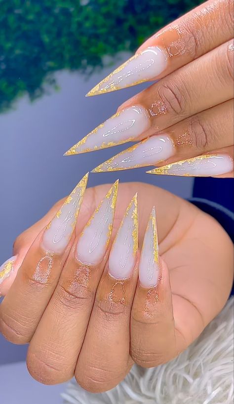 Milky White Stiletto Nails, Stiletto Nails Designs Unique, Staleto Nails, Stiletto Acrylic Nails, Gold Stiletto Nails, White Stiletto Nails, Acrylic Nails Stiletto, Stilleto Nails Designs, Henna Nails