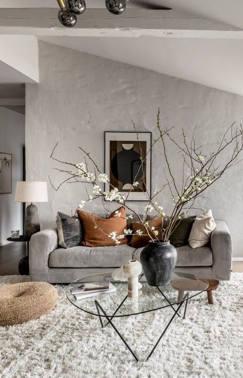 Light Gray Couch With Rug, Light Grey Sofa Decor Ideas, Grey Sofa Coffee Table, How To Style Light Gray Couch, Light Grey Rugs In Living Room, Grey Home Interior Design, Grey And Oak Living Room Ideas, Living Room With Gray Carpet, Velvet Gray Sofa Living Room