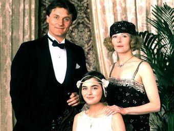 The Elliot sisters, Beatrice and Evangeline with their friend Jack Maddox. 1920s Outfit Ideas, Period Piece Movies, House Of Elliot, 1920s Outfit, English Drama, British Costume, Masterpiece Theater, Downton Abby, Bbc Tv Series